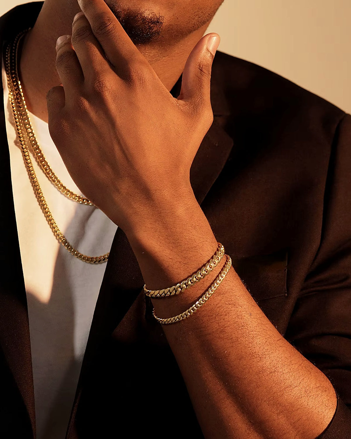 Panzerarmband Gold getragen